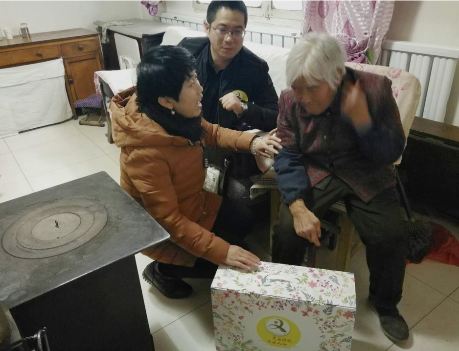 公司員工看望孤寡老人